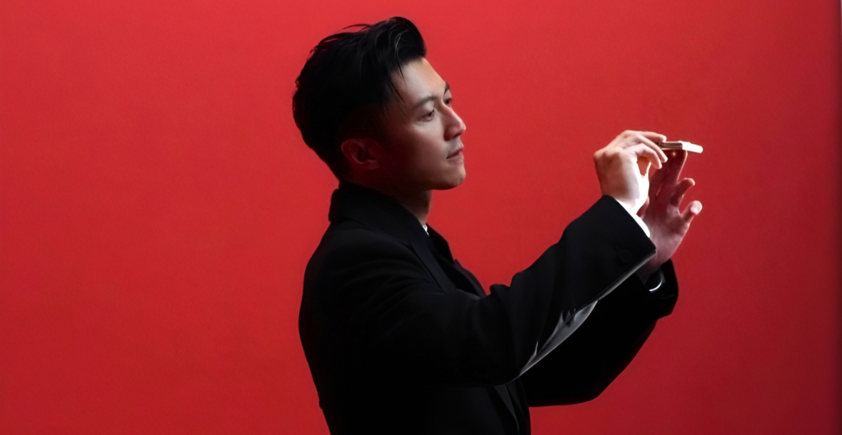 تسريبات أولى تظهر Honor Magic V6 باللون الأحمر الداكن مع تصميم فائق النحافة