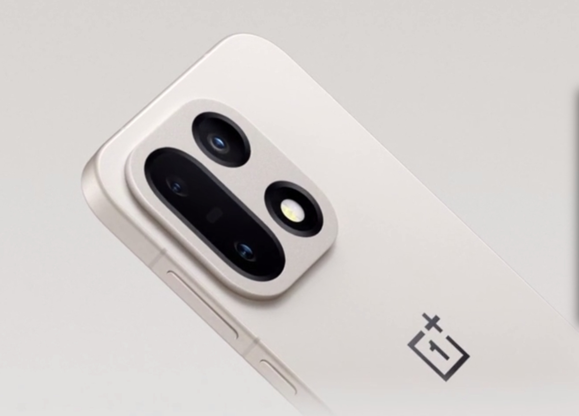 OnePlus 15T يتفوق على Galaxy S26 Ultra بدعم الشحن المغناطيسي المبتكر لعام 2026