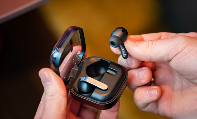 سامسونج تفاجئ عشاق التقنية بإطلاق Galaxy Buds 4 Pro بمزايا محسّنة وعمر بطارية ممتد