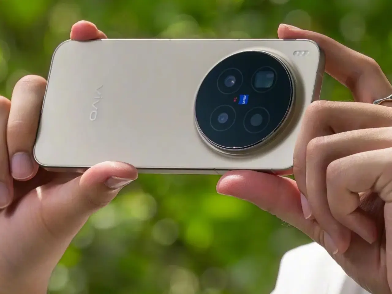 سلسلة Vivo X500 وiQOO 16 تستعد لإطلاق شاشات بدقة 2K في 2026