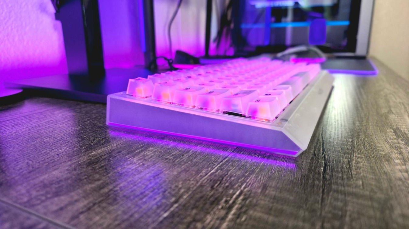 Razer تكشف عن مجموعة Phantom White: تصميم شفاف يحدث ثورة في تجربة اللعب في 2026