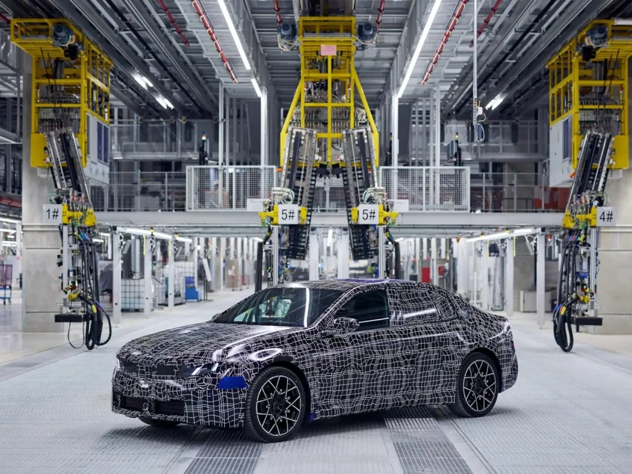 بي إم دبليو تطلق اختبار إنتاج سيارة i3 الكهربائية الجديدة في ميونخ