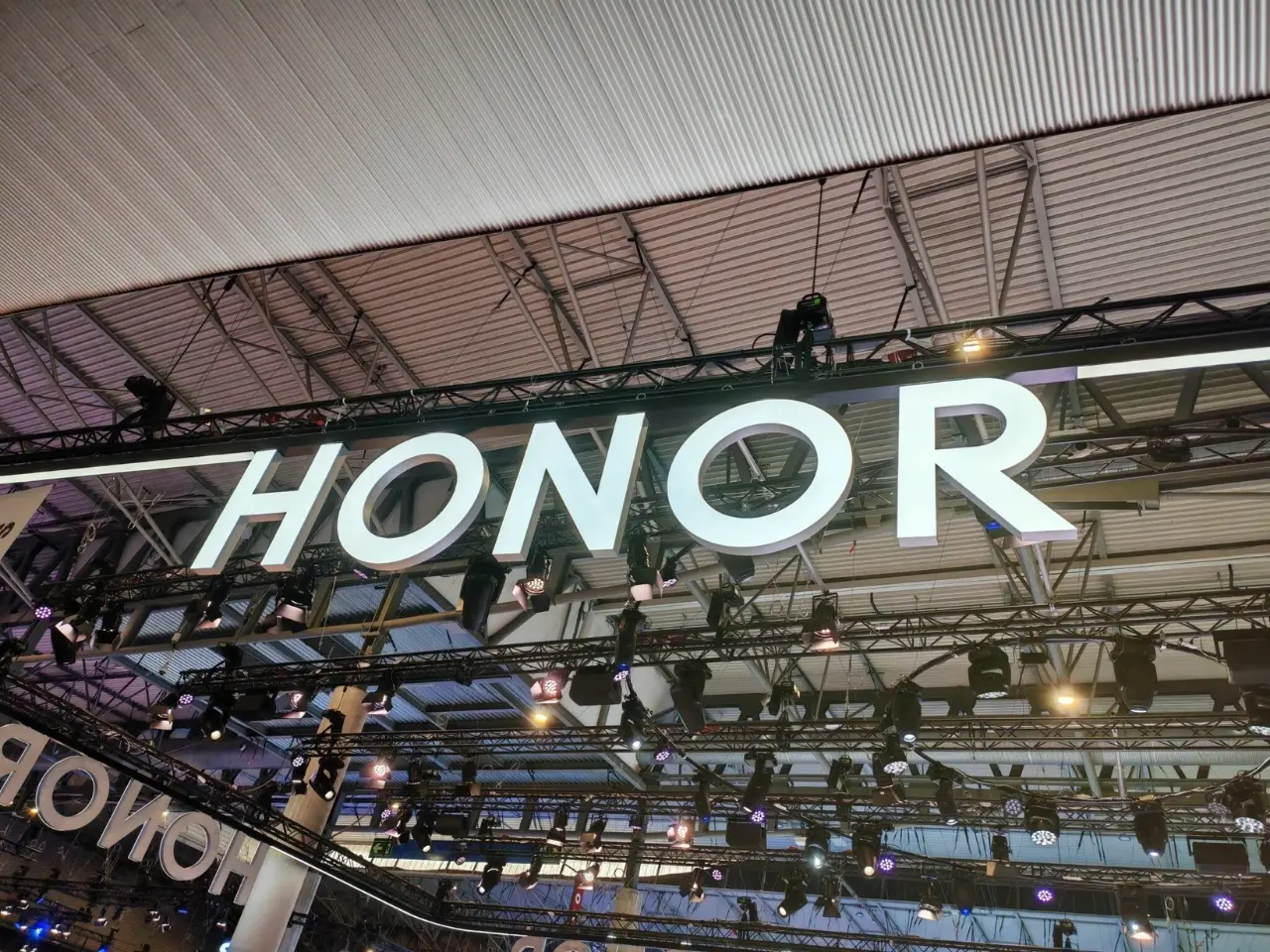 أومديا: هونر تتصدر قائمة أسرع العلامات التجارية نموًا في سوق الهواتف الذكية عالميًا لعام 2026