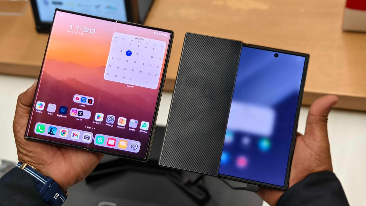 مواطنة في دبي تتلقى هاتف Galaxy Z TriFold الجديد وتُعبر عن إعجابها بتصميمه الفريد