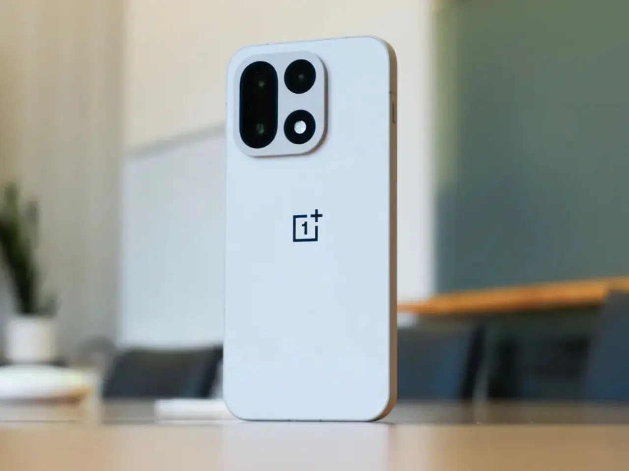 ون بلس تعمل على حل ثغرة الكاميرا في OnePlus 15 وتستعد لترقية متطورة في OnePlus 16