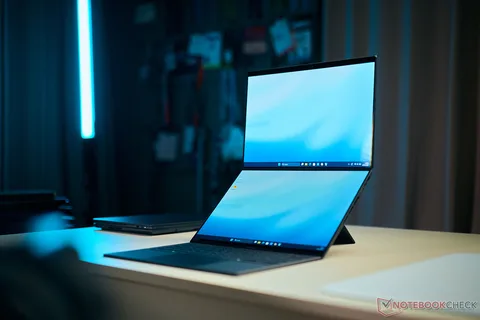 جهاز Zenbook Duo UX8407 الجديد من أسوس هو بسهولة أفضل جهاز قابل للتحويل بشاشتين