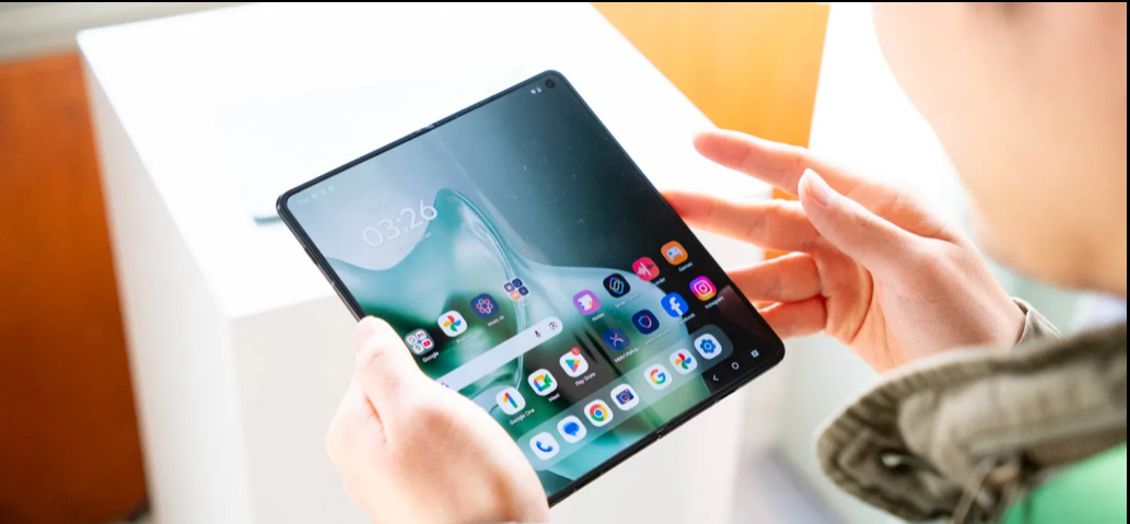 موتورولا تستعد لفتح باب الطلب المسبق لهاتف Razr Fold قريبًا