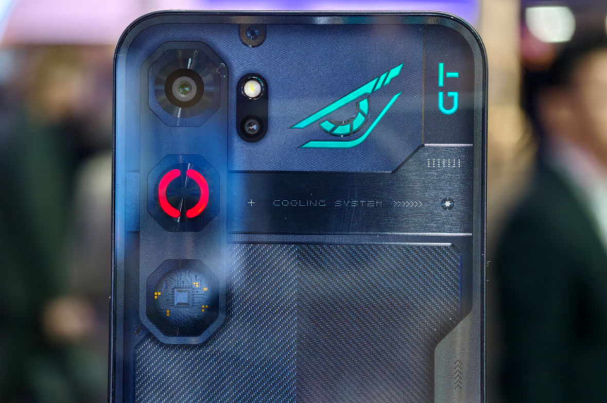 هاتف Neo 5 GT للألعاب يكشف عن شاشة فائقة السطوع تصل إلى 4500 نتس في معرض MWC 2026