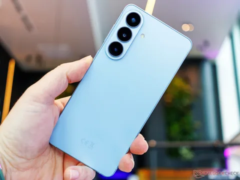 إطلاق إصدار أساسي جديد من Galaxy S26 من سامسونج بسعر مخفض للشركات