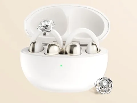 تكنولوجيا سماعات CrystalClip من TCL: تصميم فاخر مرصع بكريستال Swarovski في MWC 2026