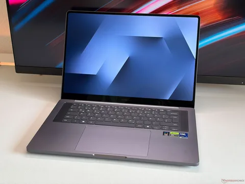 شاشة Galaxy Book6 Ultra من سامسونج تتجاوز 1000 شمعة في سطوعها وتستمر المنافسة في التحدي