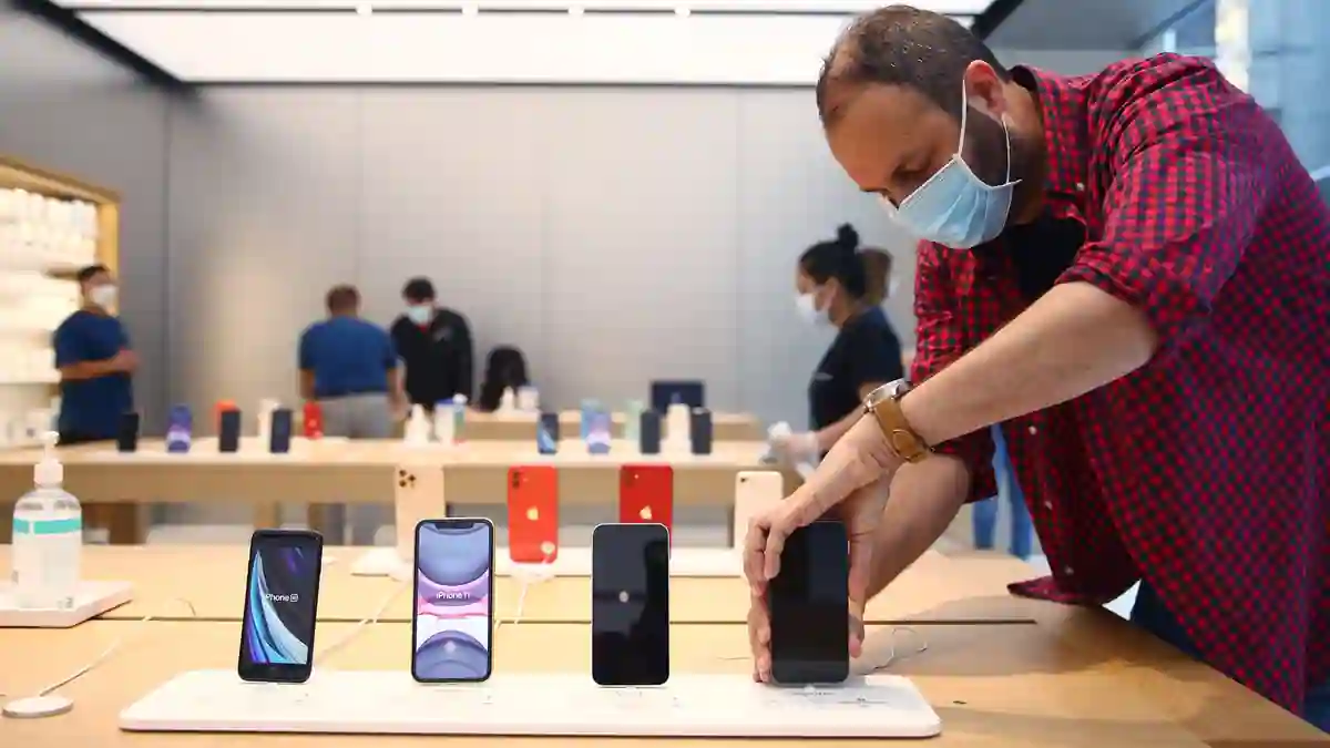 أبل تتوقع مبيعات استثنائية لهاتف iPhone 17e